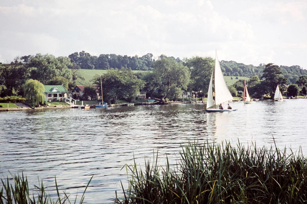 Sailboats, sailing boats, sailing dinghies on the River Thames, Marlow, Buckinghamshire, England, UK September 1959