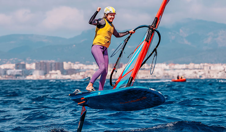 Emma Wilson celebrates iQFOiL victory in Palma